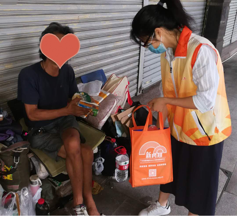 社工探望在越秀区沿江西路一带露宿的梁叔.png