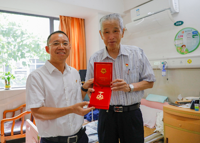 图3:我院党委书记邓世献为张振庭同志颁发 “光荣在党50年”纪念章.jpg