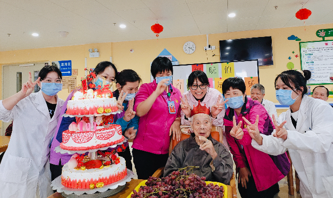 图2:一场简单暖心的百岁老人生日会.jpg