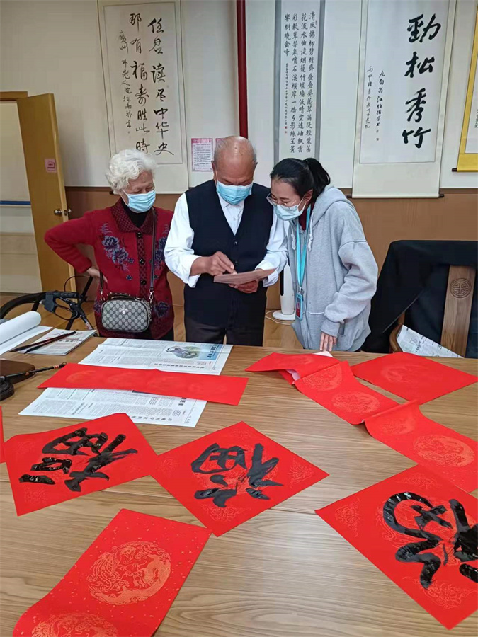图片二:老人们与社工讨论春联的内容.jpg